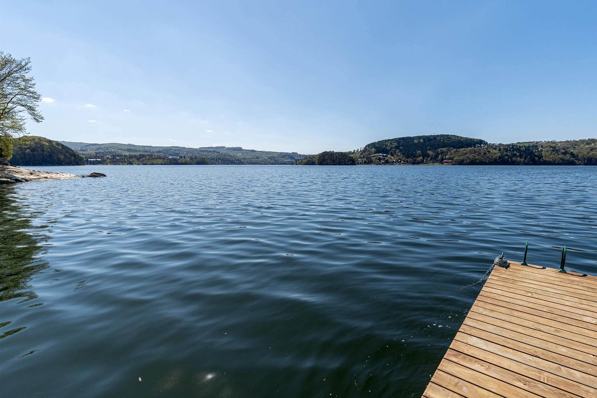 Widok na Jezioro Rożnowskie ze wzgórza