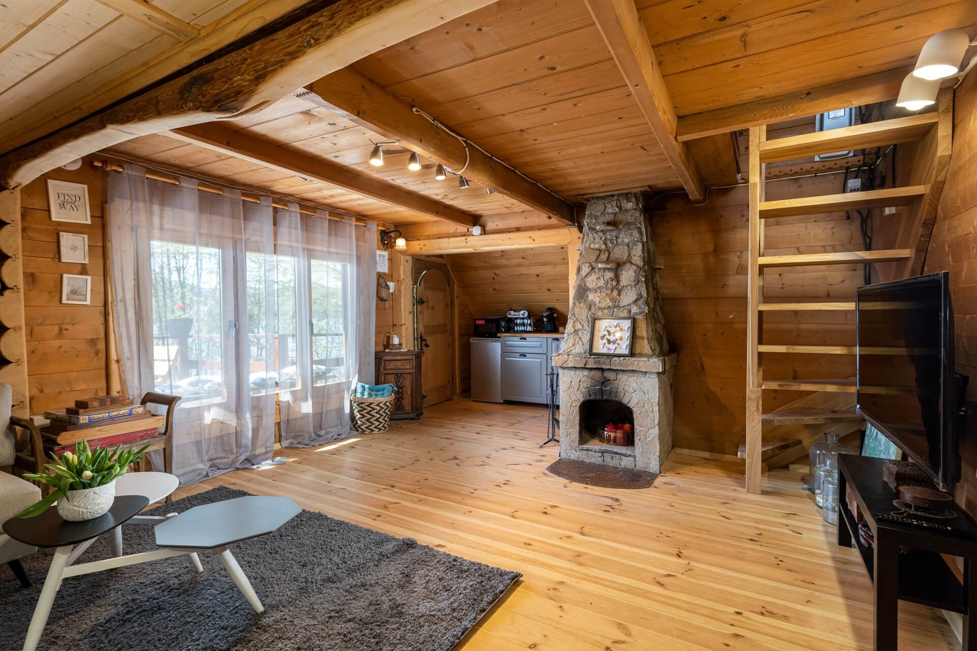 Domek Leśna Przystań - salon z kominkiem