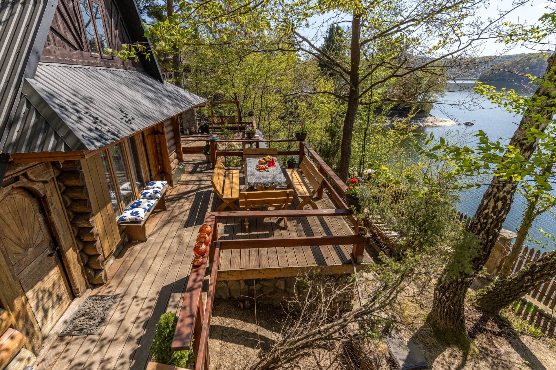 Domek Leśna Przystań – taras z widokiem na jezioro