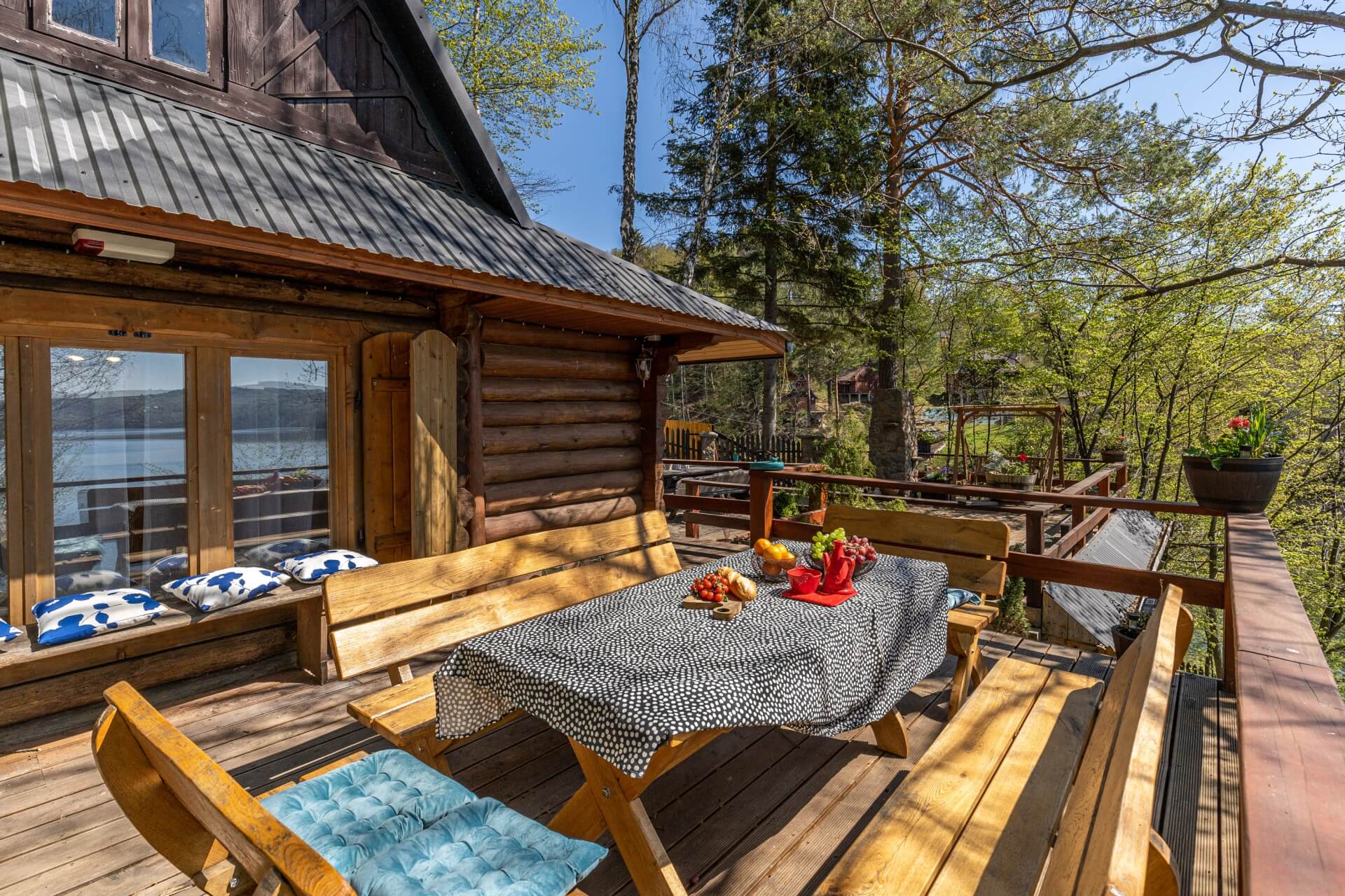 Taras z widokiem na jezioro – Domek Leśna Przystań