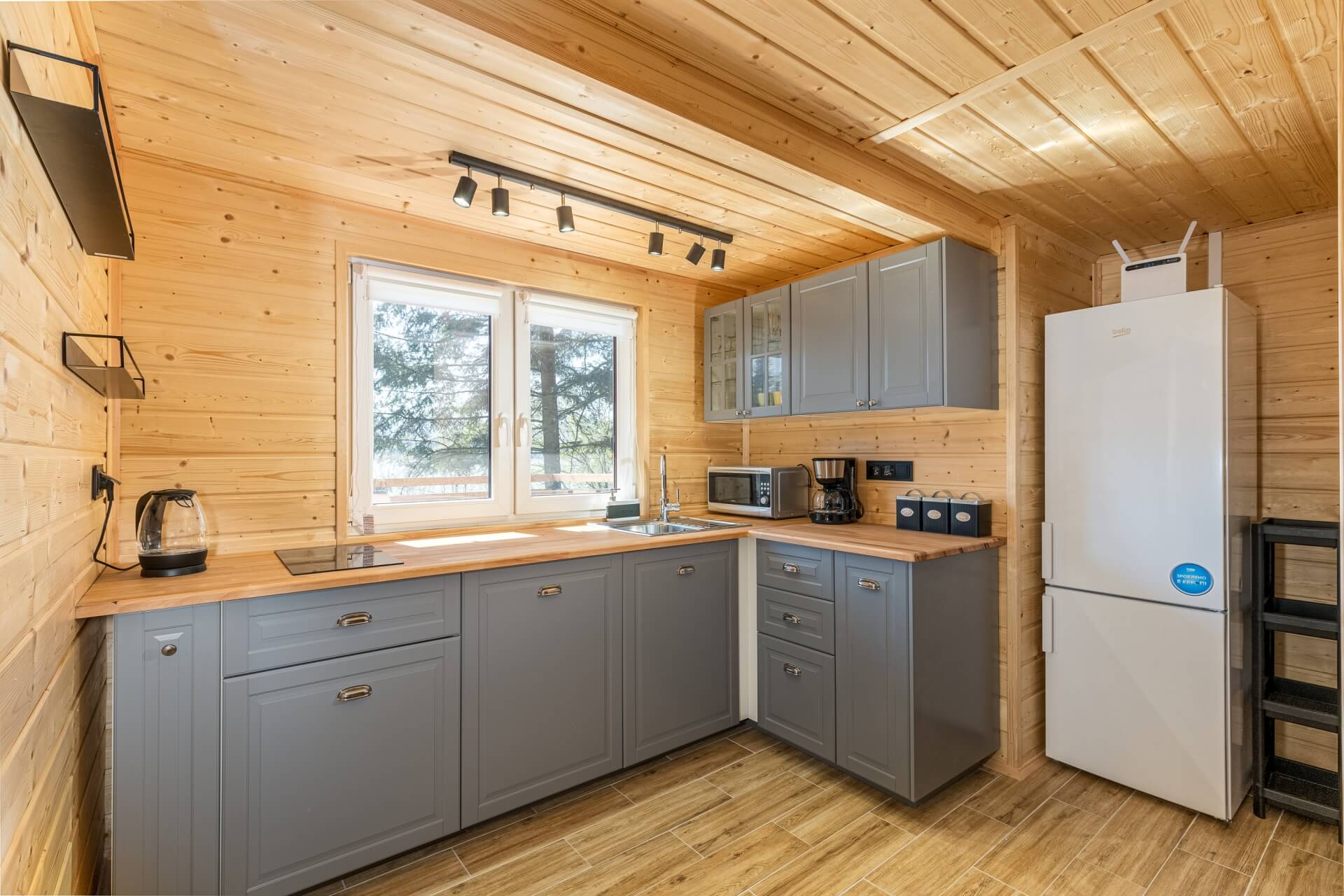 Kuchnia – drewniana, szare szafki