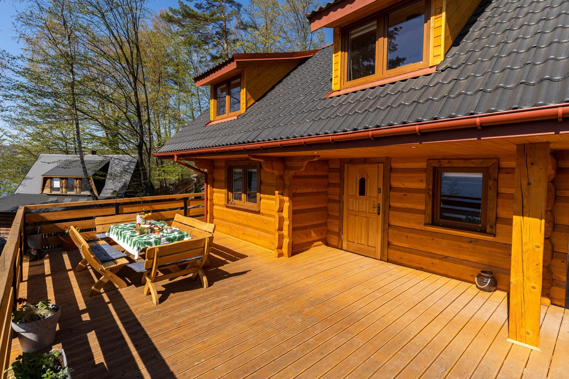 Domek Nad taflą wody – taras z widokiem na jezioro